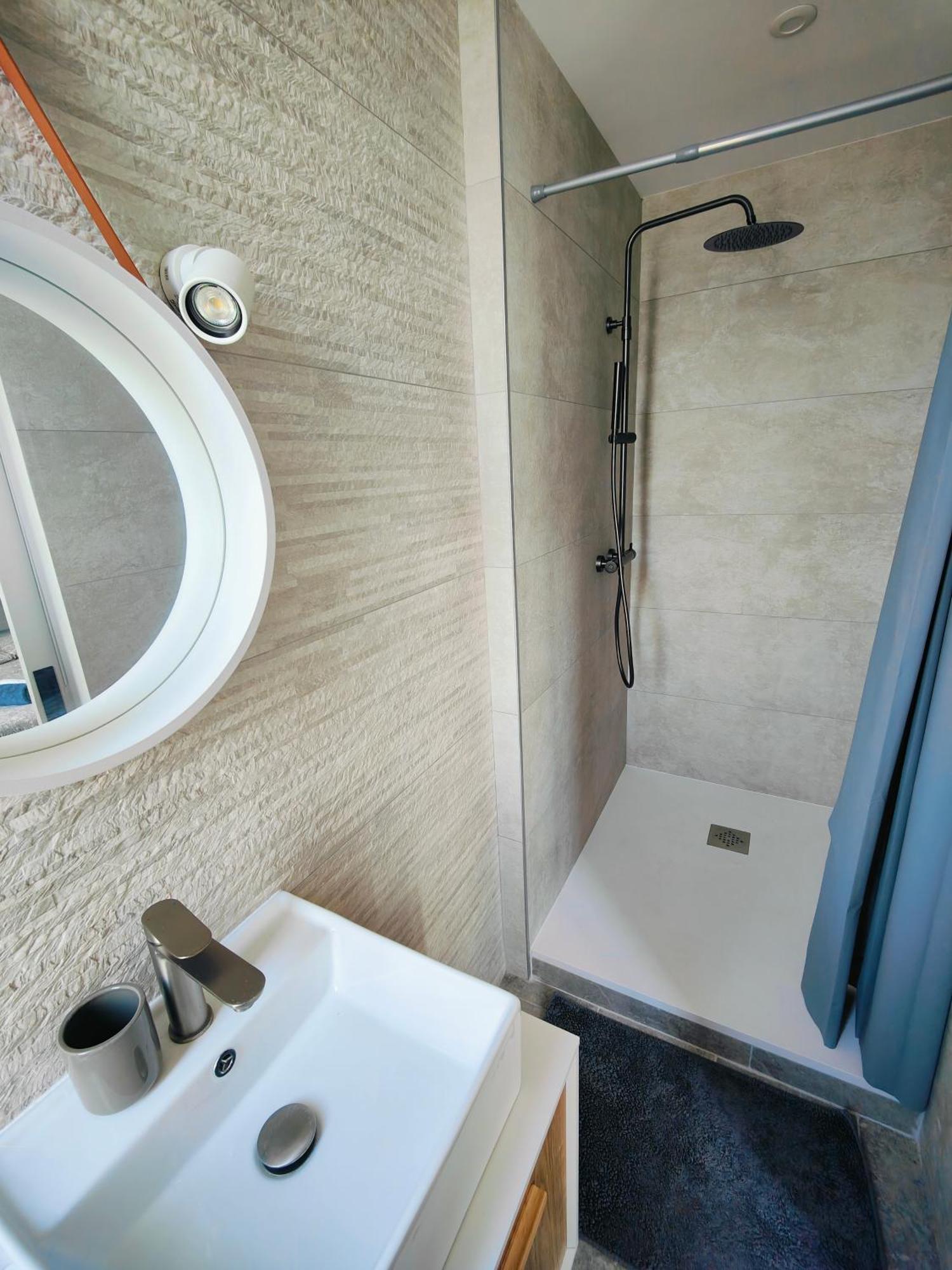 Self-Checkin Town House - Rooms To Rent In A Beautiful Modern Town House - Not A Hotel - Location De Chambres Avec Arrivee En Autonomie - Extra Fee For Sheets And Towels - Private Parking - Check Your Plateform Inbox And Follow Check-In Instructions Saint-Romain-en-Gal Bagian luar foto