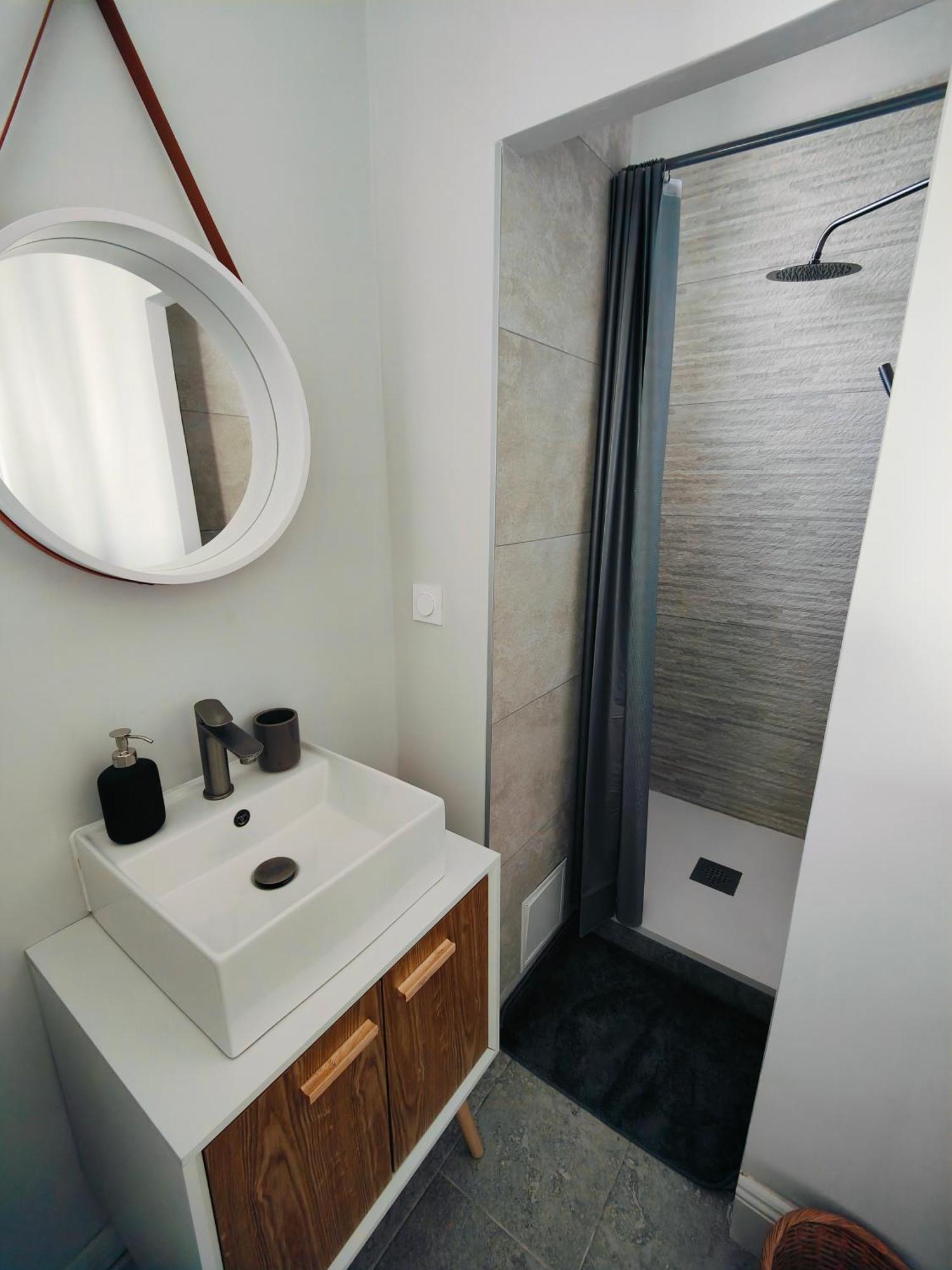 Self-Checkin Town House - Rooms To Rent In A Beautiful Modern Town House - Not A Hotel - Location De Chambres Avec Arrivee En Autonomie - Extra Fee For Sheets And Towels - Private Parking - Check Your Plateform Inbox And Follow Check-In Instructions Saint-Romain-en-Gal Bagian luar foto